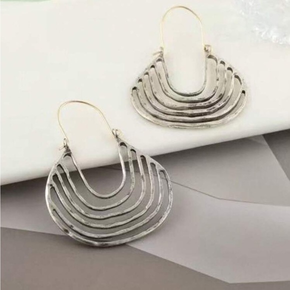Anthropologie Silver Hammered U-Shape Crescent Earrings Boho Chic Statement - Picture 3 of 4